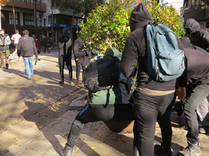 Manifestaci&oacute; antifeixista a la pla&ccedil;a de l'U d'octubre contra la convocat&ograve;ria de SCC de celebraci&oacute; de la Constituci&oacute; espanyola