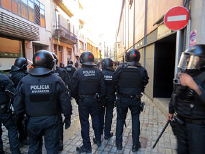 Manifestaci&oacute; antifeixista a la pla&ccedil;a de l'U d'octubre contra la convocat&ograve;ria de SCC de celebraci&oacute; de la Constituci&oacute; espanyola