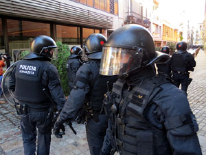 Manifestaci&oacute; antifeixista a la pla&ccedil;a de l'U d'octubre contra la convocat&ograve;ria de SCC de celebraci&oacute; de la Constituci&oacute; espanyola