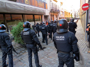 Manifestaci&oacute; antifeixista a la pla&ccedil;a de l'U d'octubre contra la convocat&ograve;ria de SCC de celebraci&oacute; de la Constituci&oacute; espanyola