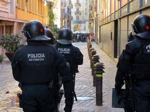 Manifestaci&oacute; antifeixista a la pla&ccedil;a de l'U d'octubre contra la convocat&ograve;ria de SCC de celebraci&oacute; de la Constituci&oacute; espanyola
