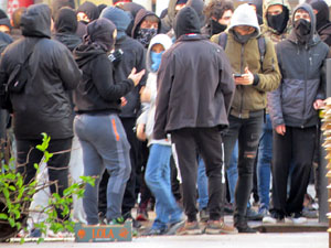 Manifestaci&oacute; antifeixista a la pla&ccedil;a de l'U d'octubre contra la convocat&ograve;ria de SCC de celebraci&oacute; de la Constituci&oacute; espanyola