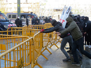 Manifestaci&oacute; antifeixista a la pla&ccedil;a de l'U d'octubre contra la convocat&ograve;ria de SCC de celebraci&oacute; de la Constituci&oacute; espanyola