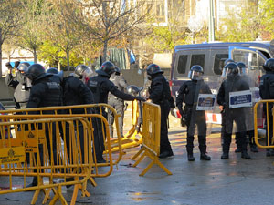 Manifestaci&oacute; antifeixista a la pla&ccedil;a de l'U d'octubre contra la convocat&ograve;ria de SCC de celebraci&oacute; de la Constituci&oacute; espanyola