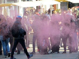Manifestaci&oacute; antifeixista a la pla&ccedil;a de l'U d'octubre contra la convocat&ograve;ria de SCC de celebraci&oacute; de la Constituci&oacute; espanyola