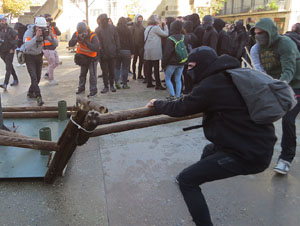 Manifestaci&oacute; antifeixista a la pla&ccedil;a de l'U d'octubre contra la convocat&ograve;ria de SCC de celebraci&oacute; de la Constituci&oacute; espanyola
