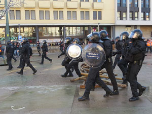 Manifestaci&oacute; antifeixista a la pla&ccedil;a de l'U d'octubre contra la convocat&ograve;ria de SCC de celebraci&oacute; de la Constituci&oacute; espanyola