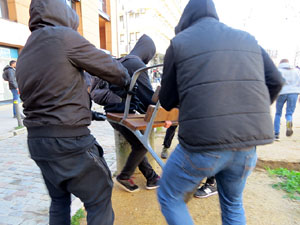 Manifestaci&oacute; antifeixista a la pla&ccedil;a de l'U d'octubre contra la convocat&ograve;ria de SCC de celebraci&oacute; de la Constituci&oacute; espanyola