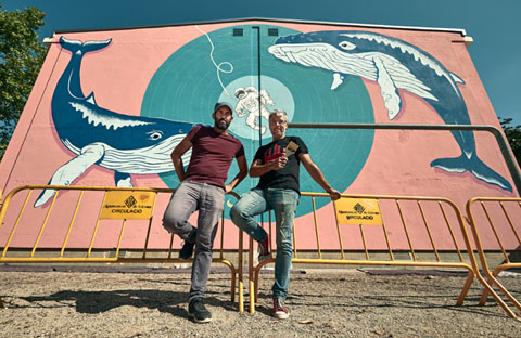 Andreu Elias i Alex Martin Vi&ntilde;als davant el seu treball a l'Escola Josep Dalmau Carles