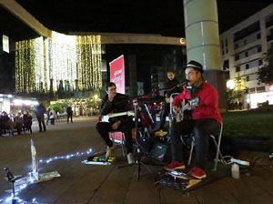 Nadal 2019 a Girona. Girona Christmas Swing amb Pau Morales & Ricard Figueres, a la pla&ccedil;a Miquel Santal&oacute;
