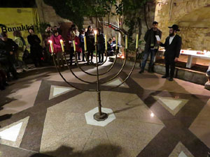 Nadal 2019 a Girona. Encesa de les llums de Hanukk&agrave; al pati dels Rabins