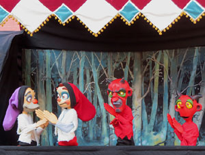 Nadal 2019. Cercavila i Els Pastorets de la Mula Baba a la pla&ccedil;a del Pallol