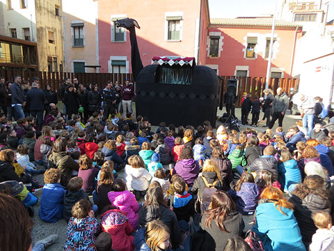 L'espectacle, a punt de començar