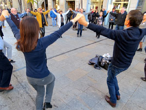 Nadal 2019 a Girona. Audici&oacute; de sardanes a la Rambla de la Llibertat amb la cobla Selvatana