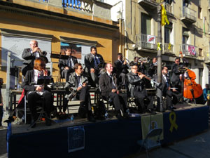 Nadal 2019 a Girona. Audici&oacute; de sardanes a la Rambla de la Llibertat amb la cobla Selvatana