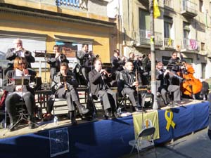 Nadal 2019 a Girona. Audici&oacute; de sardanes a la Rambla de la Llibertat amb la cobla Selvatana