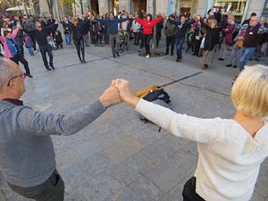 Nadal 2019 a Girona. Audici&oacute; de sardanes a la Rambla de la Llibertat amb la cobla Selvatana