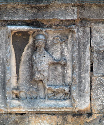 Relleu de l'antic hospital de Sant Llàtzer encastat en un mur de Pedret