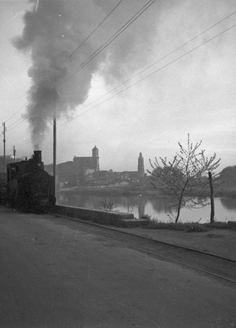 El tren de Palamós al seu pas pel barri de Pedret. 1937