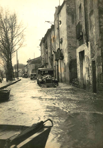 El carrer de Pedret inundat pel desbordament del riu Ter. 1940