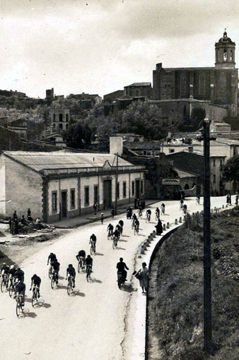 Cursa de bicicletes al seu pas pel carrer de Pedret. 1940-1950