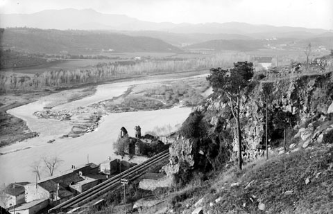 Vista de Pedret i ruïnes de l'església del Pilar. 1910-1915