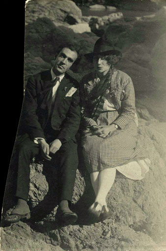 Retrat de Miquel de Palol Felip i Laura Salellas Batlle al pont de la Barca, durant el seu festeig. 1920-1922