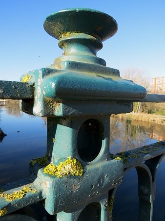 Detall de la barana de ferro del pont