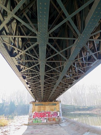 Vista de l'estructura nmet&agrave;l&middot;lica des de sota el pont