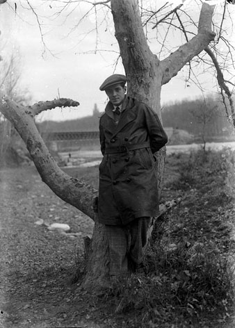 Retrat d'Ernest Gussiny&eacute; a les ribes del Ter. Al fons, el pont de la Barca i la Devesa. 1930-1935