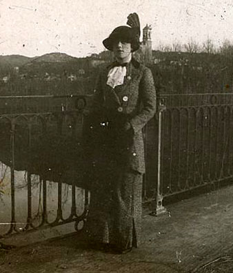 Retrat d'una dona de la fam&iacute;lia Audouard al pont de la Barca. 1910-1920