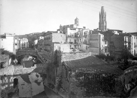 El riu Galligants a l'alçada del barri de Sant Pere de Galligants. En primer terme, el creuament de l'aqüeducte espitllat. En segon terme, el pont del carrer de la Barca i el pont del carrer del Llop. 1930-1940