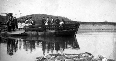 La barca de llibant que travessava el riu Ter. 1900-1904