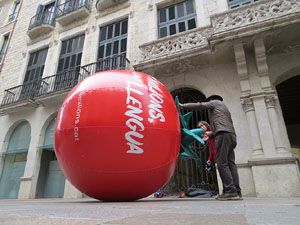 Activitats de la campanya 'Som 10 milions, som una llengua' a la plaça del Vi de Girona