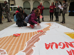 Activitats de la campanya 'Som 10 milions, som una llengua' a la plaça del Vi de Girona