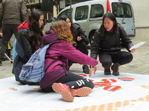 Activitats de la campanya 'Som 10 milions, som una llengua' a la plaça del Vi de Girona