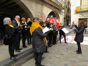 Activitats de la campanya 'Som 10 milions, som una llengua' a la plaça del Vi de Girona