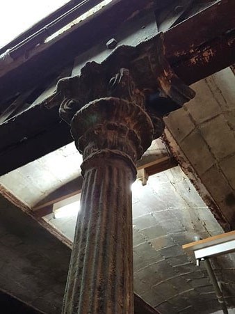 Detall de columna de ferro construïda per la casa Eiffel