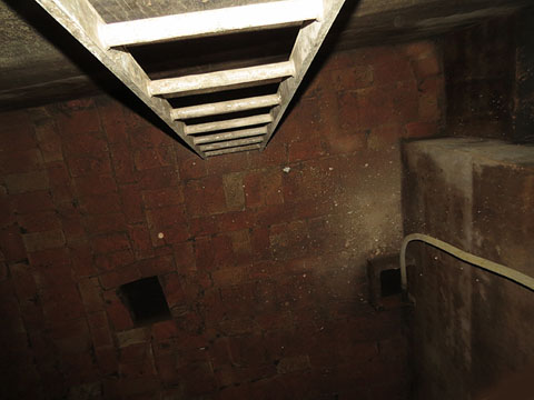 Cisterna sota l'entrada a la sala