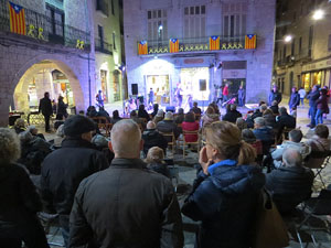 Acci&oacute; de Tsunami Democr&agrave;tic a la pla&ccedil;a del Vi sota el lema 'Fem-los reflexionar'