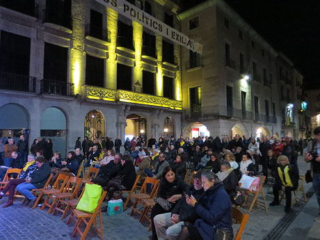 Acci&oacute; de Tsunami Democr&agrave;tic a la pla&ccedil;a del Vi sota el lema 'Fem-los reflexionar'