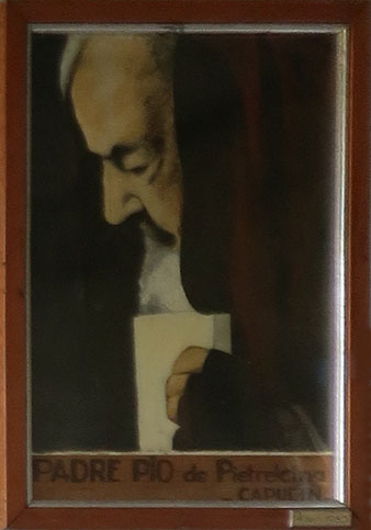 Imatge del Padre Pio a l'interior de la capella