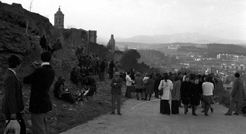 Concentració de gent a l'indret on suposadament varen tenir lloc les aparicions marianes. 1975