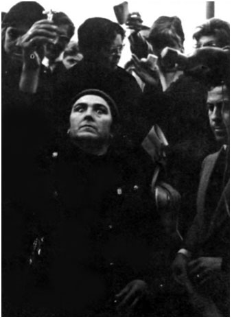 Maria Mesa en estat de trànsit per les suposades aparicions de la Mare de Déu a Torre Gironella. 1975