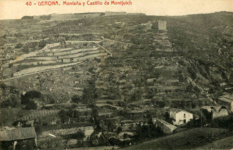 Vista de la muntanya de Montjuïc des de Torre Gironella. Al fons, el castell de Montjuïc i la Torre Suchet. 1906-1918