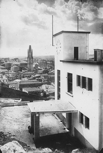 L'escola Ignasi Iglésias. Al fons, la muralla de Sant Pere de Galligants i l'església de Sant Feliu. 1932-1940