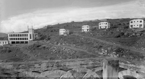 Vista de la muntanya de Montjuïc amb les edificacions d'obrers del Patronat de Cases Barates a Montjuïc. S'observa les cases encara en construcció. 1933