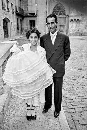 Bateig a l'església de Sant Feliu. Retrat del matrimoni amb l'infant a la pujada de Sant Feliu. 1957