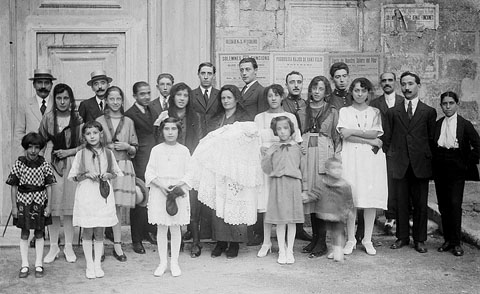 Sortida d'un bateig a la parròquia de Sant Feliu. 1920-1930