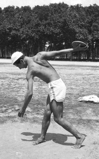 Retrat de Fernando Varés Martinell llançant el disc al camp d'esports del Camp de Mart. 1935
